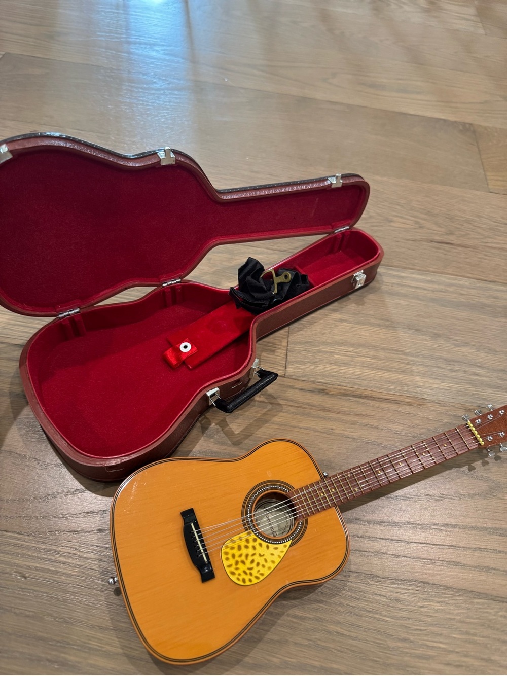 American Girl - Guitar and music stand - Picture 5 of 8